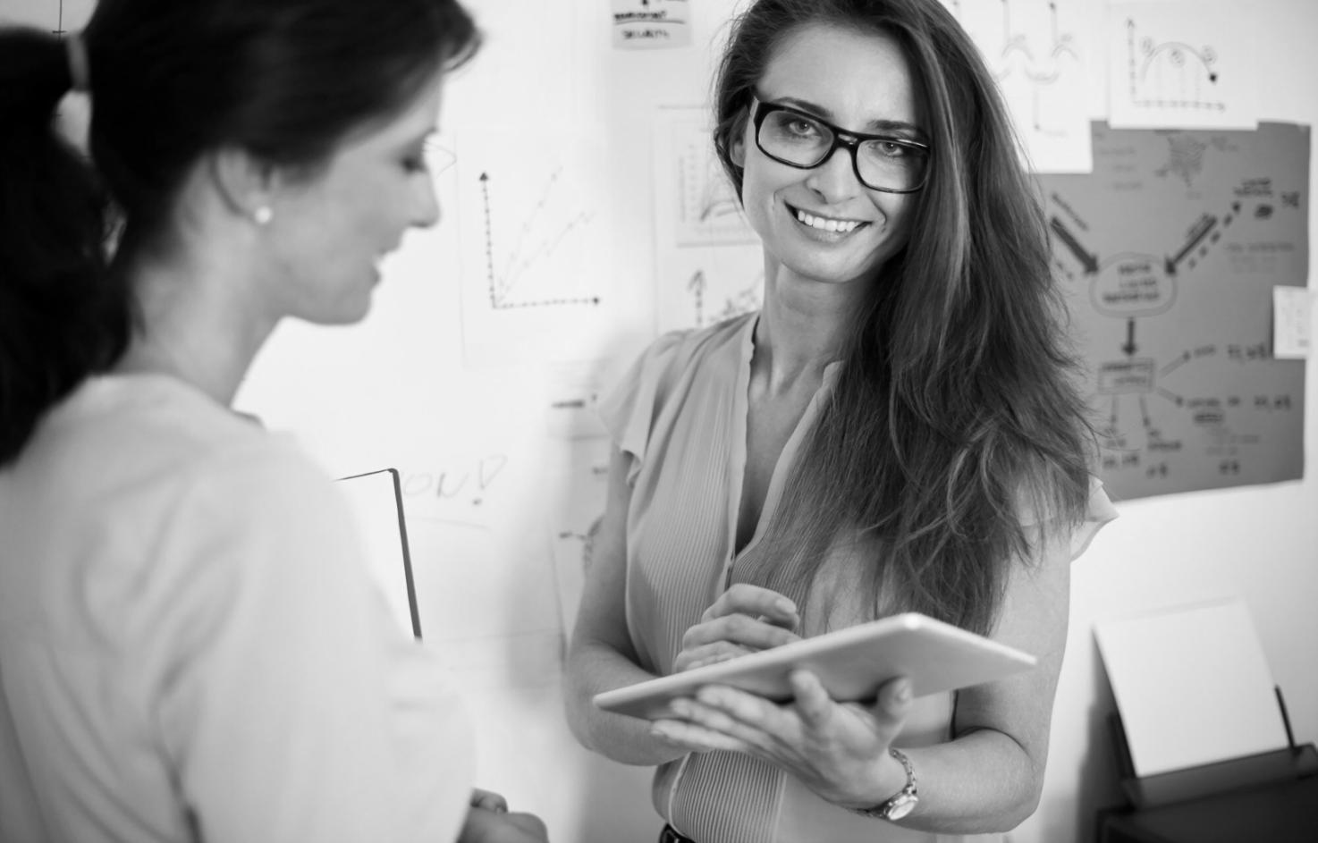 Investmentanalyse Arbeitsplatz mit Marktdaten und Charts